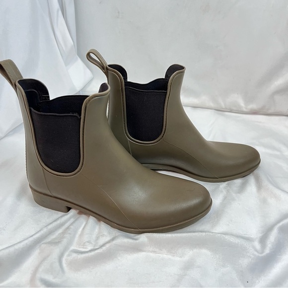 J. CREW Chelsea Matte Olive Green Rain Low Ankle Boots - Picture 3 of 7
